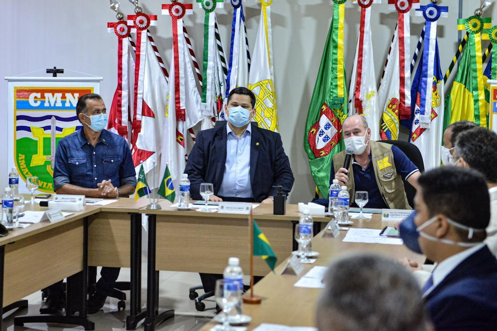 Ao lado do ministro da Defesa, Davi anuncia doação de terreno do Exército Brasileiro para construção do novo pronto socorro de Macapá