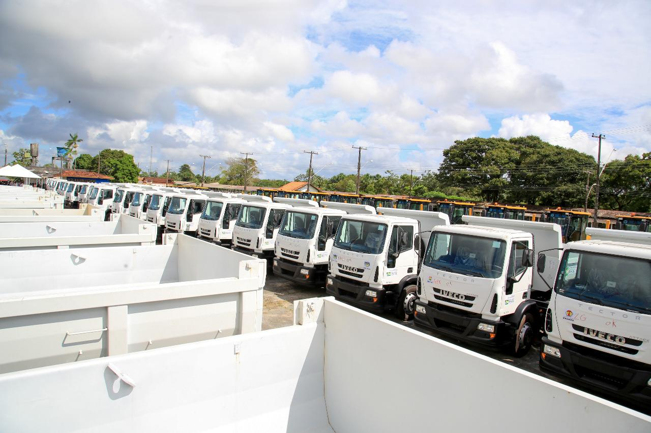 Davi entrega veículos para limpeza sanitária de municípios do Amapá
