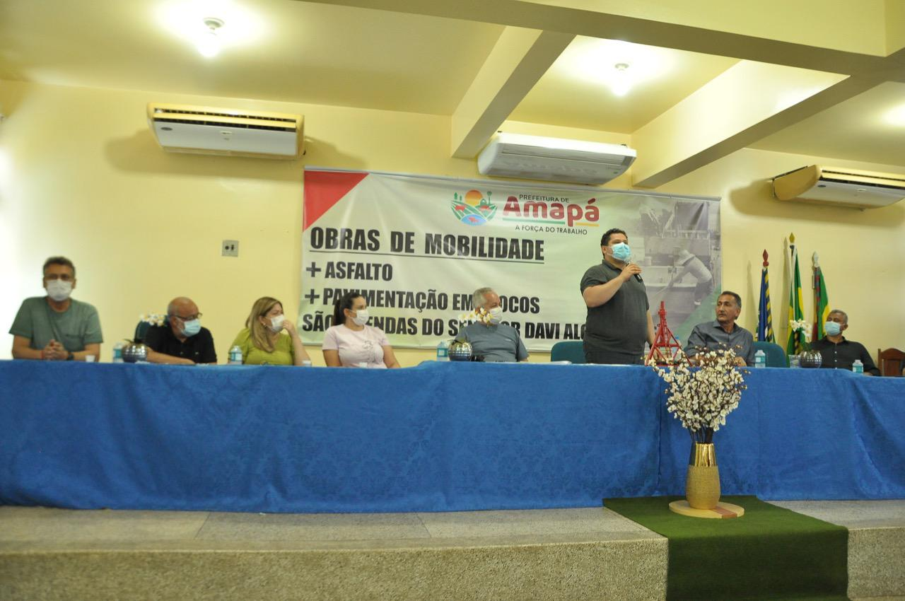 No município de Amapá, Davi anuncia recursos de R$ 4 milhões para pavimentação
