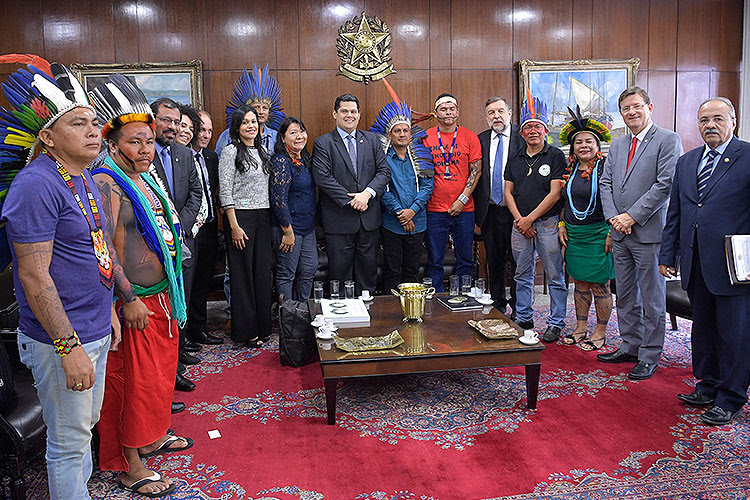 Davi recebe lideranças indígenas do Acampamento Terra Livre