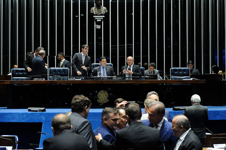 Presidente do Senado comanda aprovação de cartão de crédito em braile