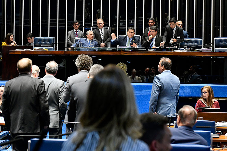 Com aprovação, Senado conclui votação da PEC Paralela