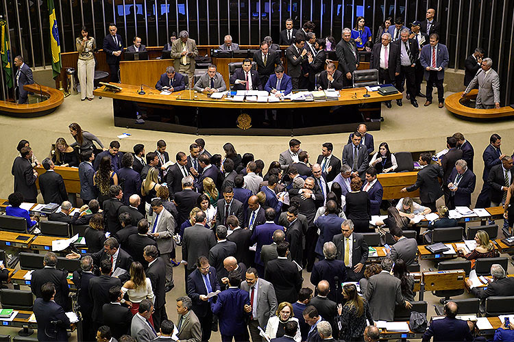 Em primeira sessão como presidente do Congresso, Davi comanda confirmação de vetos