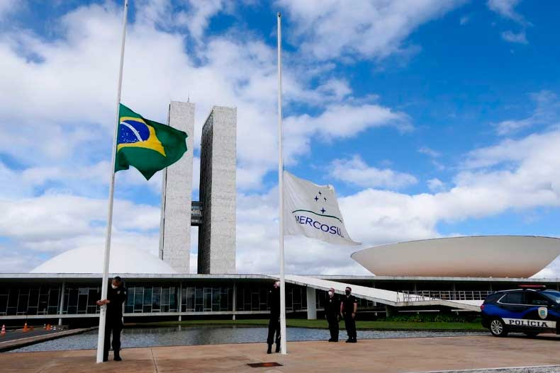 Davi e Maia decretam luto oficial em razão de 10 mil mortes da covid-19