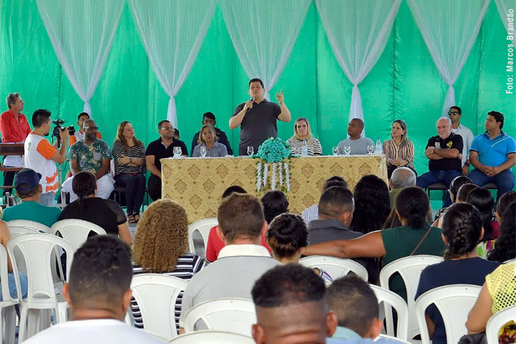 Davi entrega primeiro caminhão compactador de lixo e equipa escola de música em Pedra Branca do Amapari