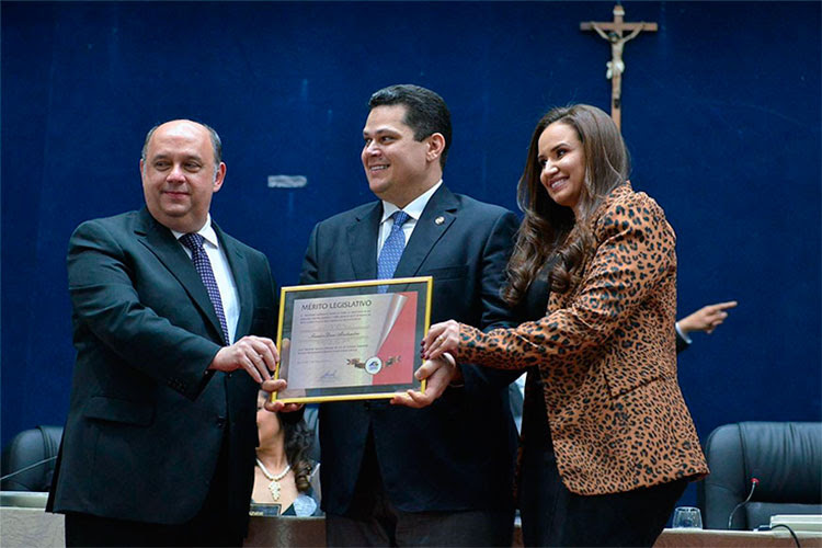 Emocionado, volto para casa, diz Davi, como presidente do Senado, em Macapá