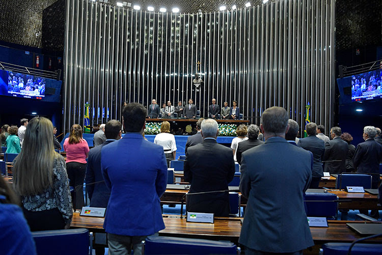 Em homenagem ao Jornal Nacional, Davi defende democracia e liberdade de imprensa