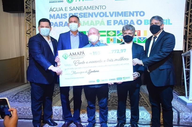 Dia histórico: Davi e Waldez entregam os cheques da concessão do saneamento aos 16 municípios do Amapá