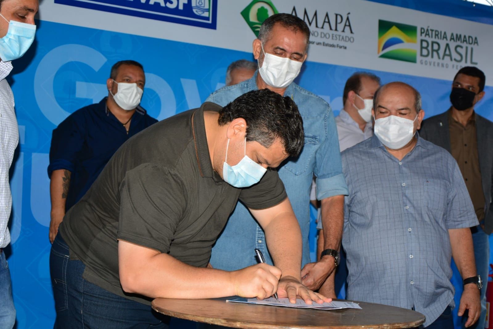 Davi celebra assinatura do convênio para restauração da Rodovia JK no valor de mais de R$ 60 milhões, entrega de 20 caminhões coletores de lixo para os municípios e instalação da Codevasf no Amapá.