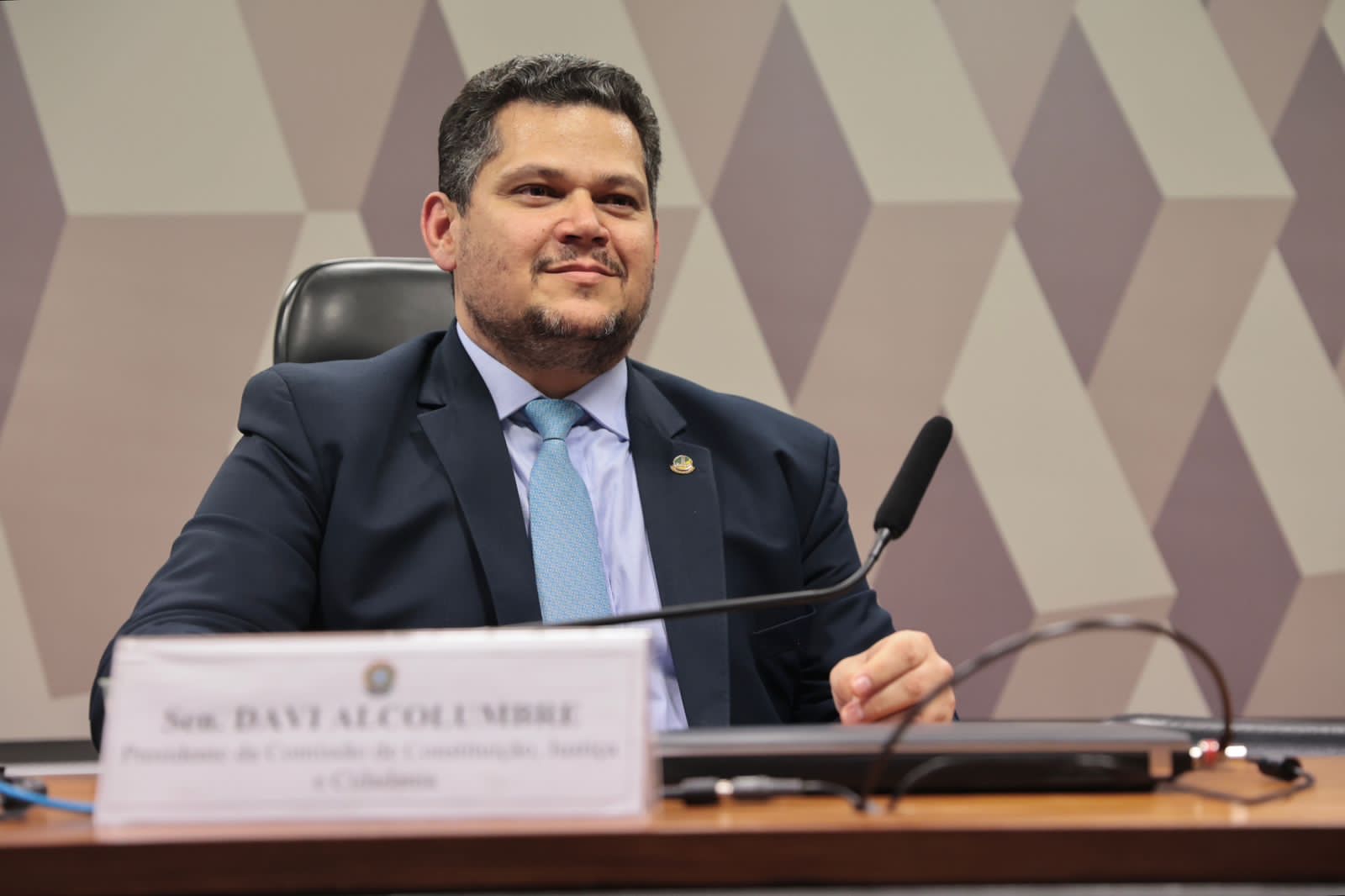 Davi Alcolumbre é reeleito presidente da CCJ do Senado Federal