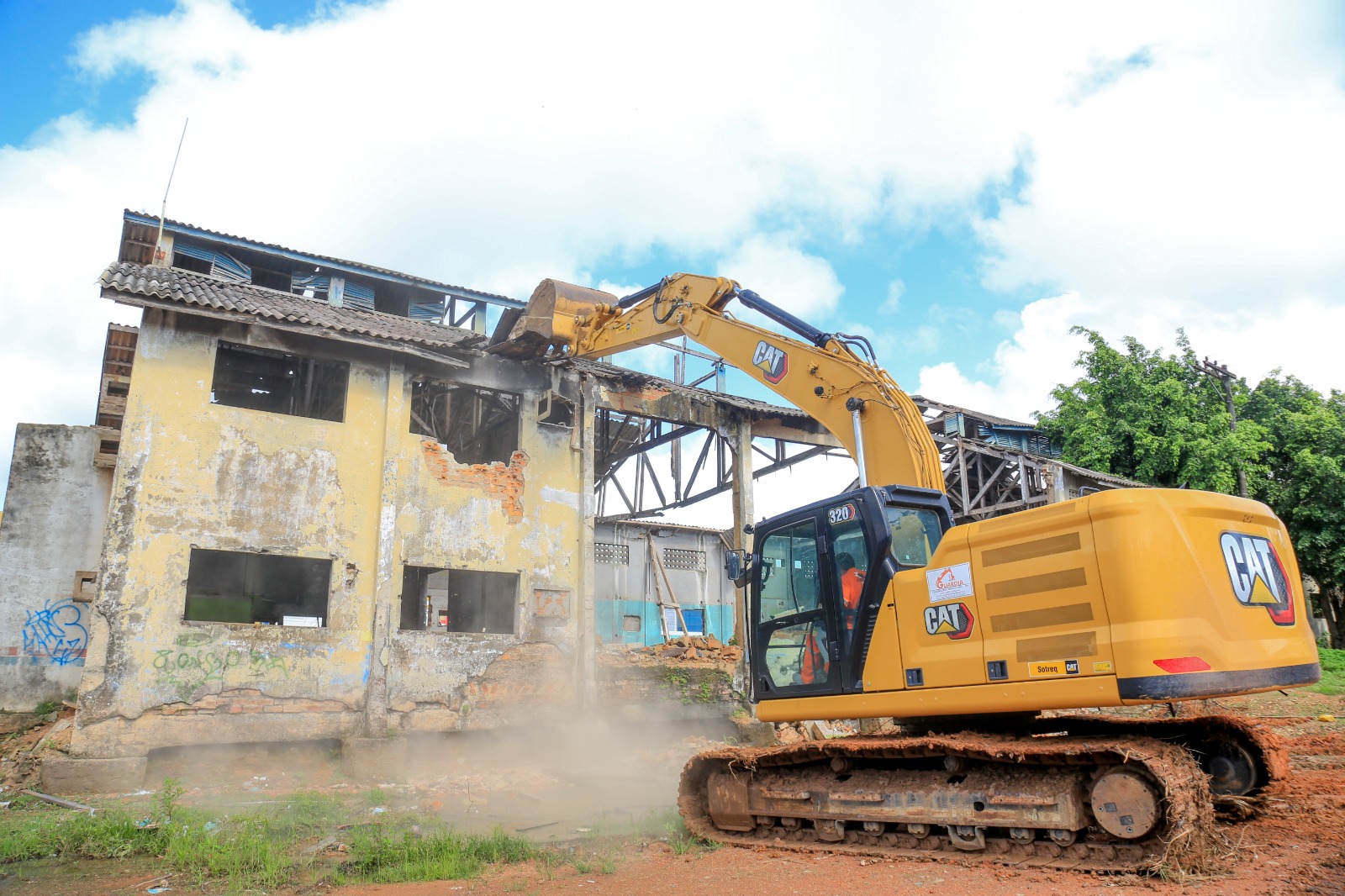 Com recursos de Davi, Santana inicia obra de complexo comercial na orla da cidade