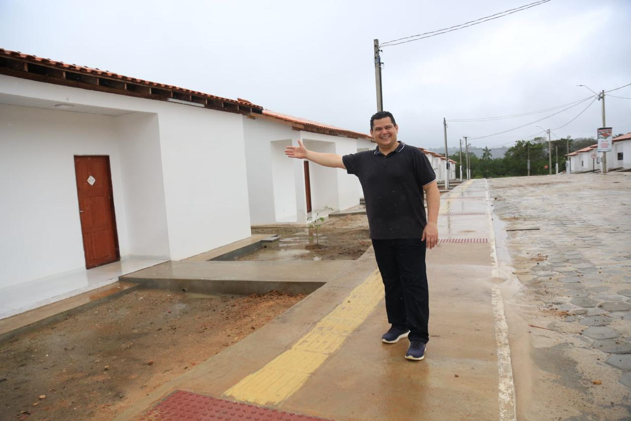 “Casas da Gente”: Davi entrega 61 casas populares em Pedra Branca do Amapari