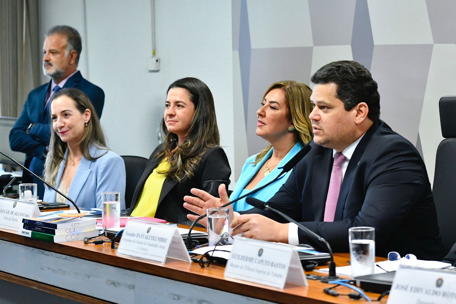 CCJ do Senado aprova oito indicados para Conselho Nacional de Justiça e duas indicações para o CNMP; nomes seguem para Plenário