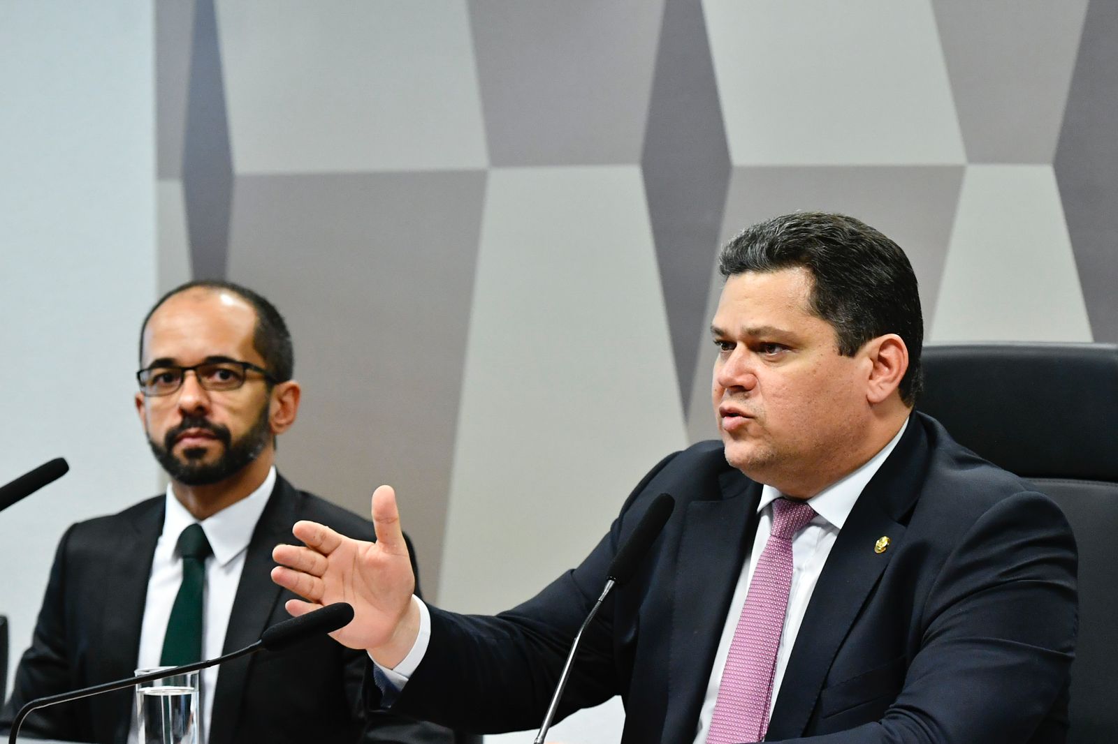 CCJ aprova Leonardo Magalhães para defensor público-geral; indicação vai ao Plenário