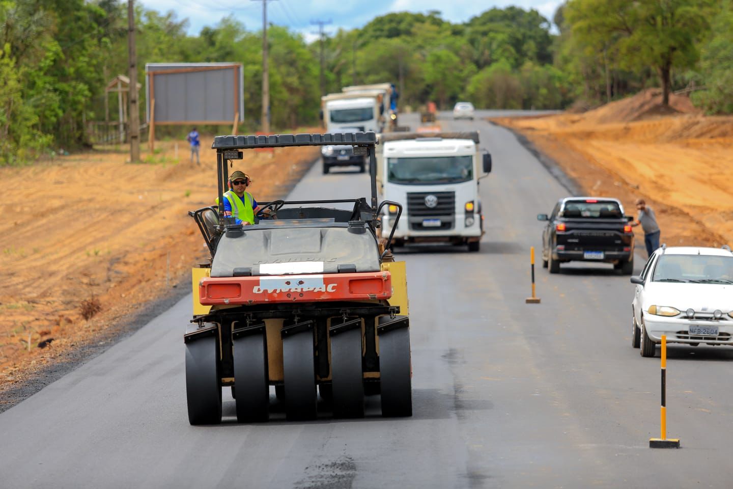 Avança a pavimentação asfáltica da AP-110, rodovia que dá acesso ao município de Cutias