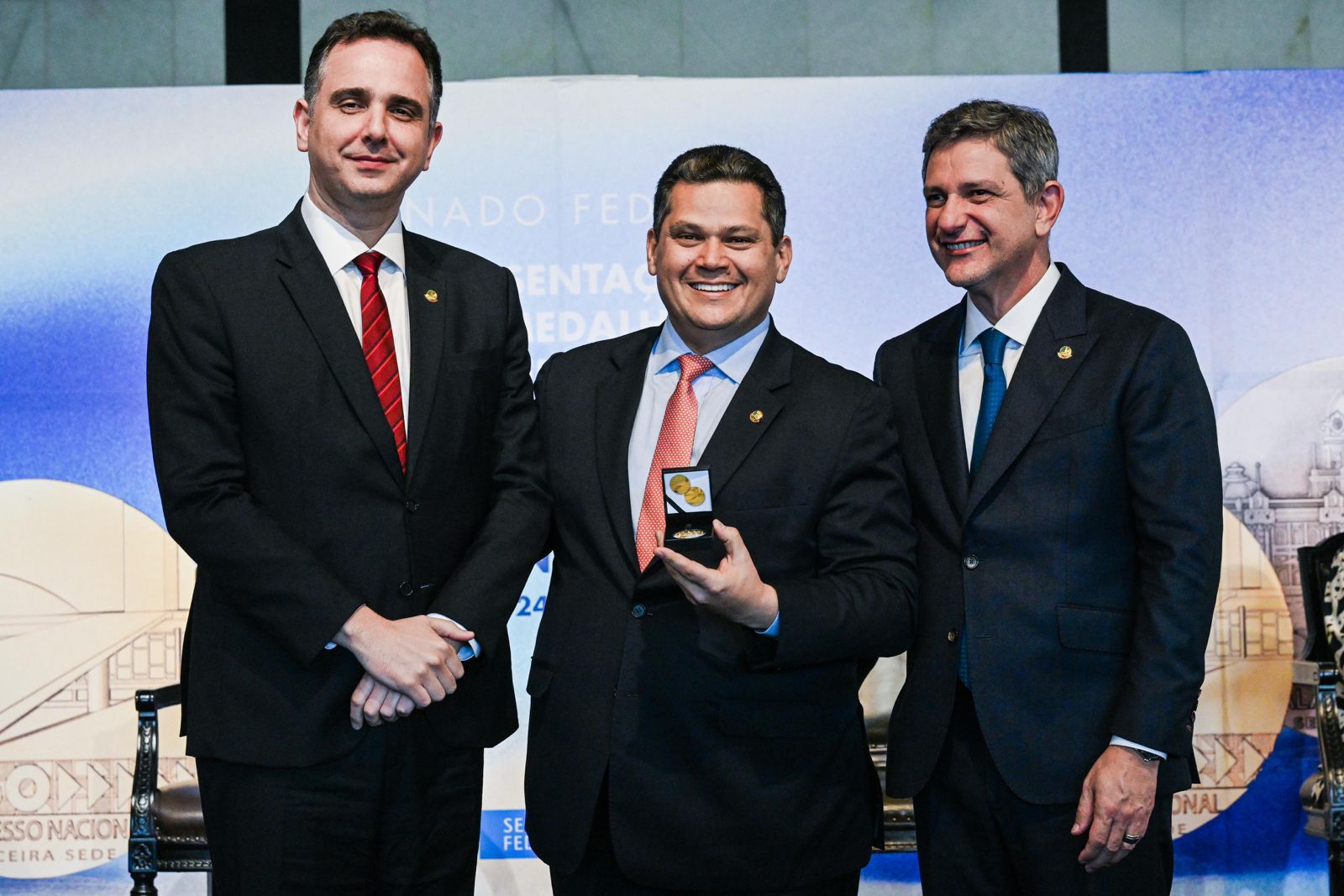 Como ex-presidente do Senado Federal, Davi Alcolumbre recebe medalha comemorativa aos 200 anos da Casa