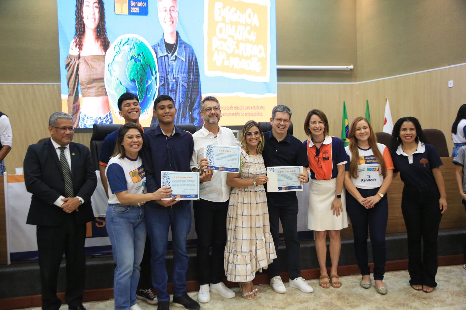 Davi Alcolumbre celebra escolha de estudante do Munguba para o Jovem Senador 2025