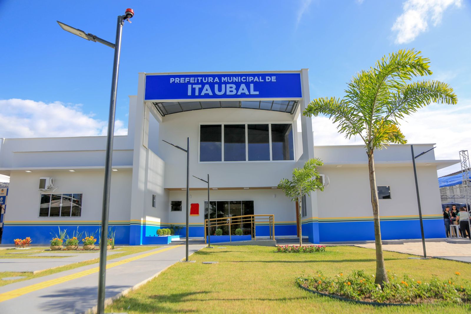 Com recursos de Davi, nova prefeitura de Itaubal é inaugurada e senador destaca prestação de serviços mais rápida e eficiente