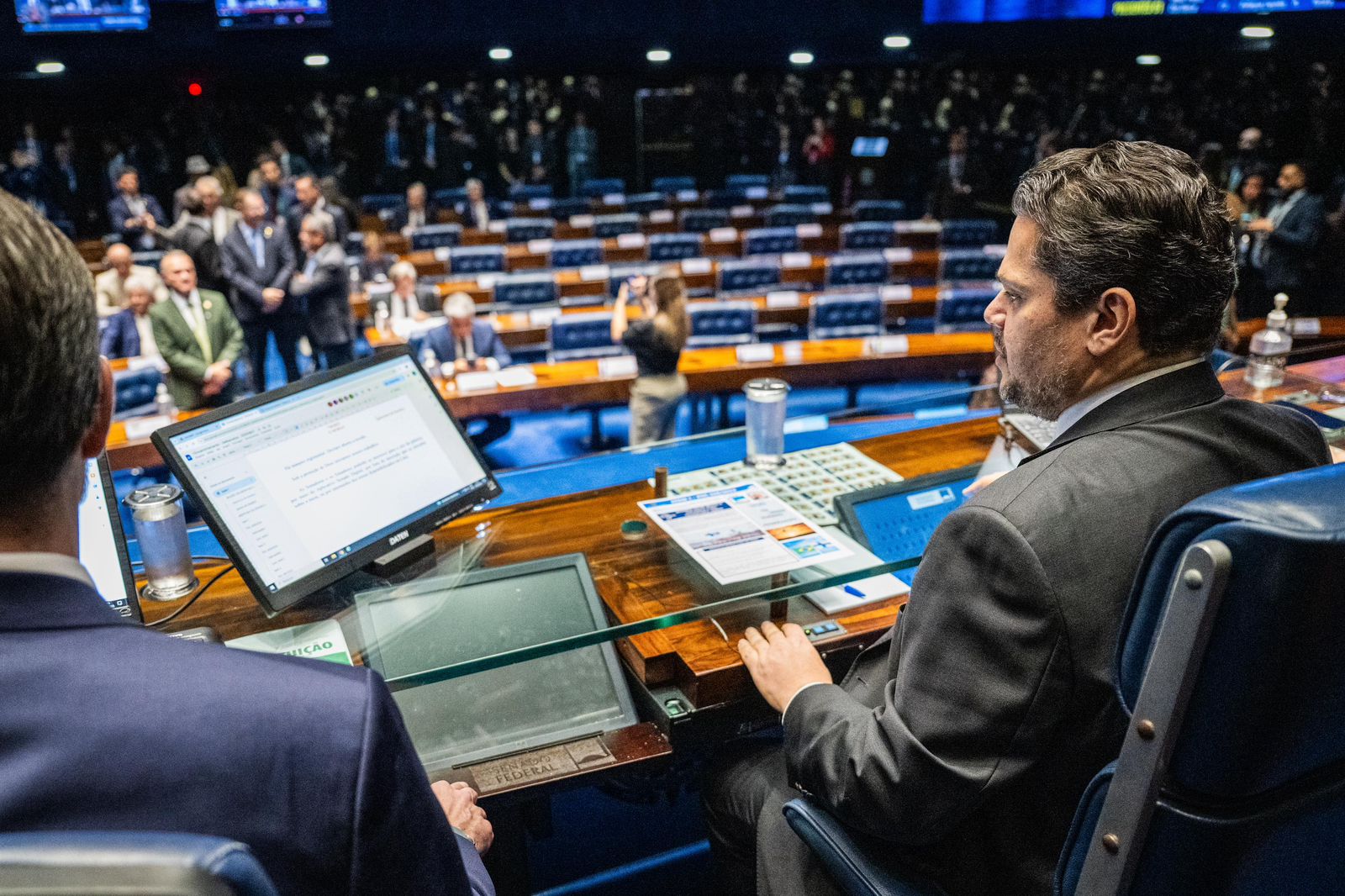 Presidente Davi retoma votações e Senado aprova mudança na tabela do Imposto de Renda