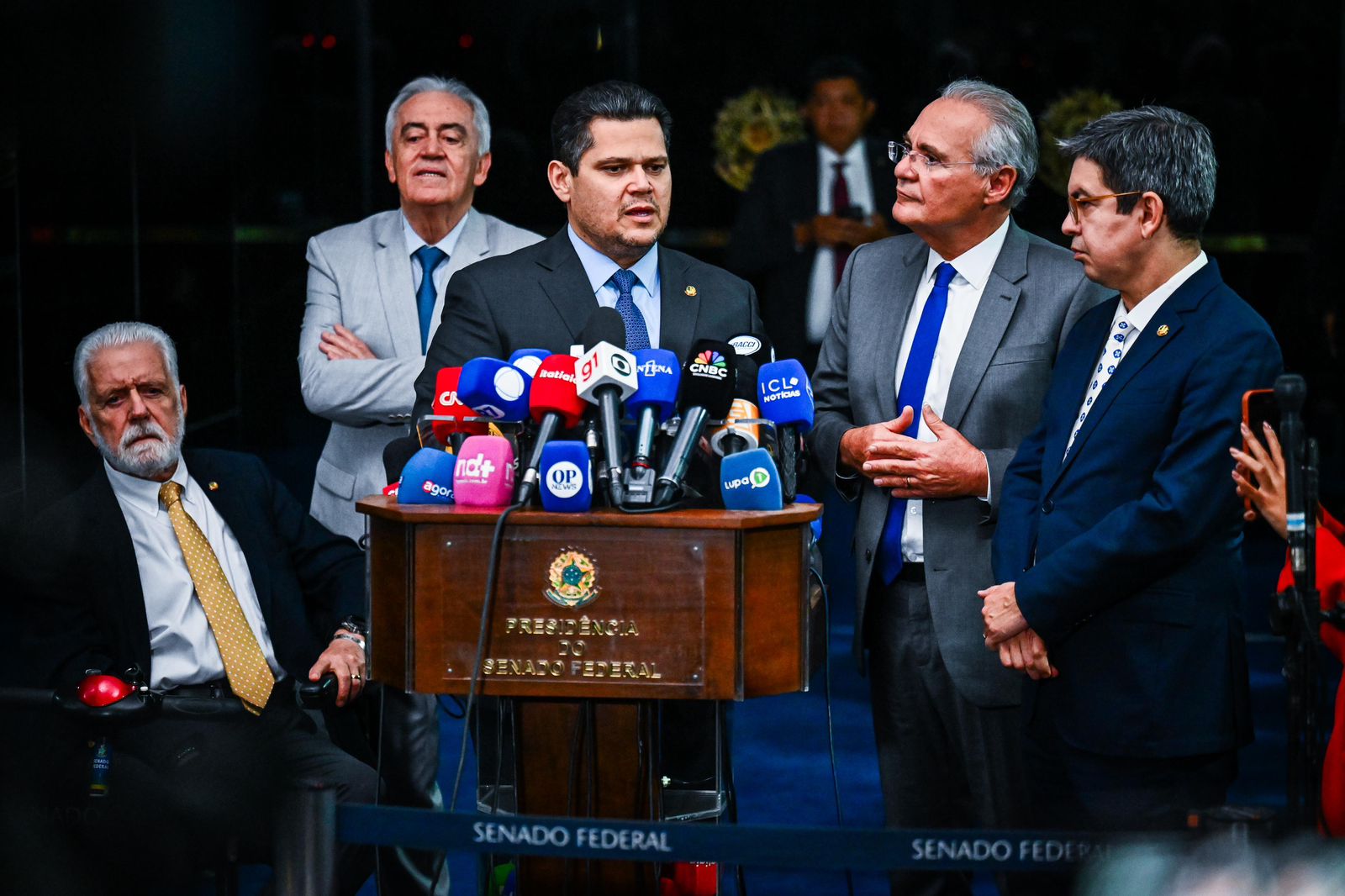 Presidente Davi anuncia Renan Calheiros como relator do projeto sobre isenção do Imposto de Renda