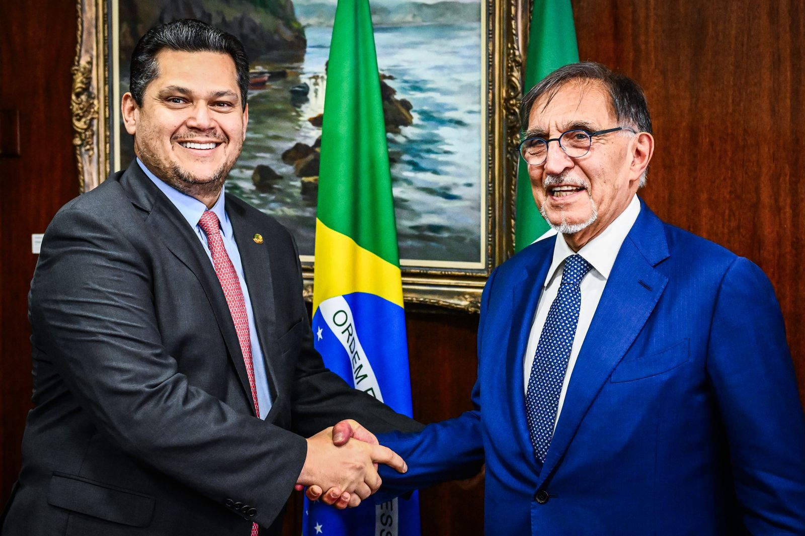 Alcolumbre recebe presidente do Senado italiano e reforça abertura para diálogo