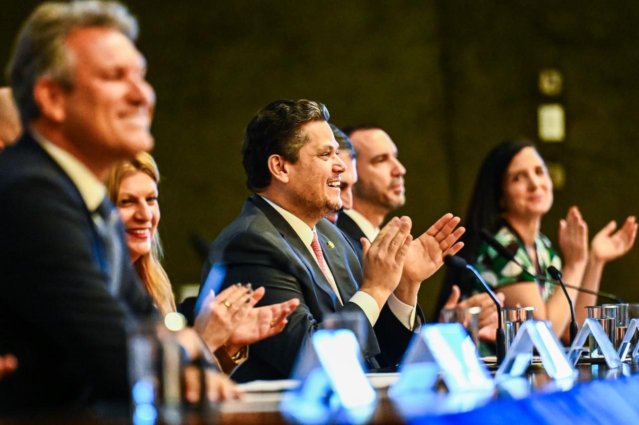 Davi dá posse a 258 novos servidores e reforça compromisso com o serviço público e a democracia