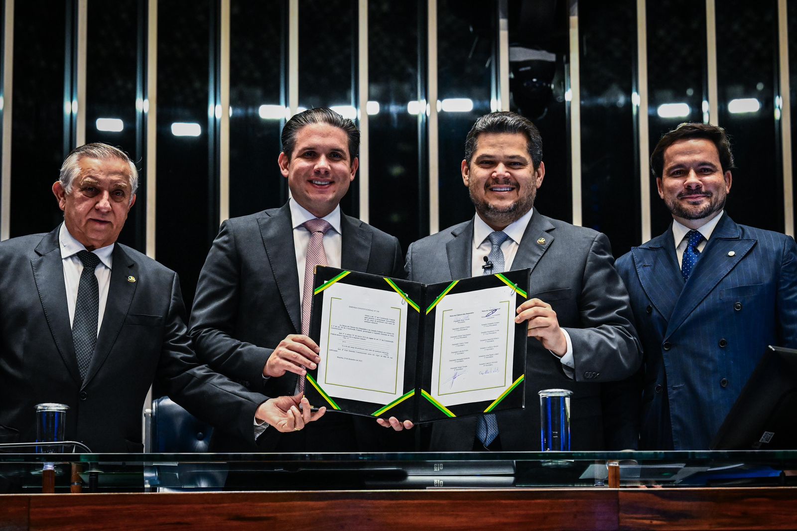 Davi Alcolumbre promulga emenda histórica que garante segurança jurídica a professores