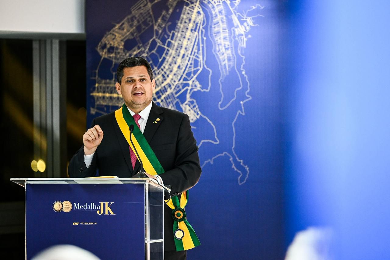 Davi Alcolumbre recebe Medalha JK e destaca papel estratégico da infraestrutura para o desenvolvimento do Brasil