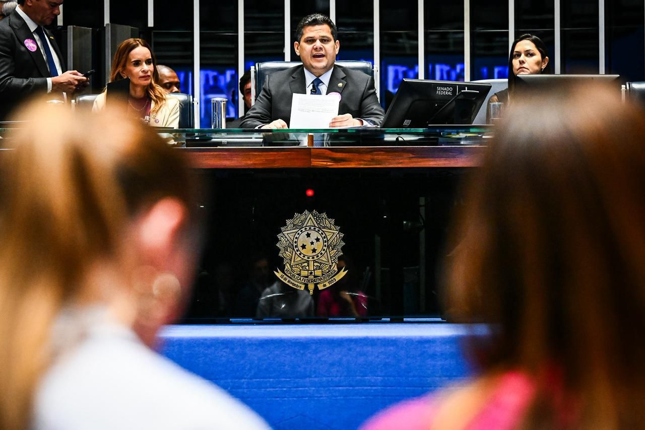 Em mais uma sessão dedicada a pautas femininas, Senado aprova medidas de proteção às vítimas de violência e prevenção ao câncer
