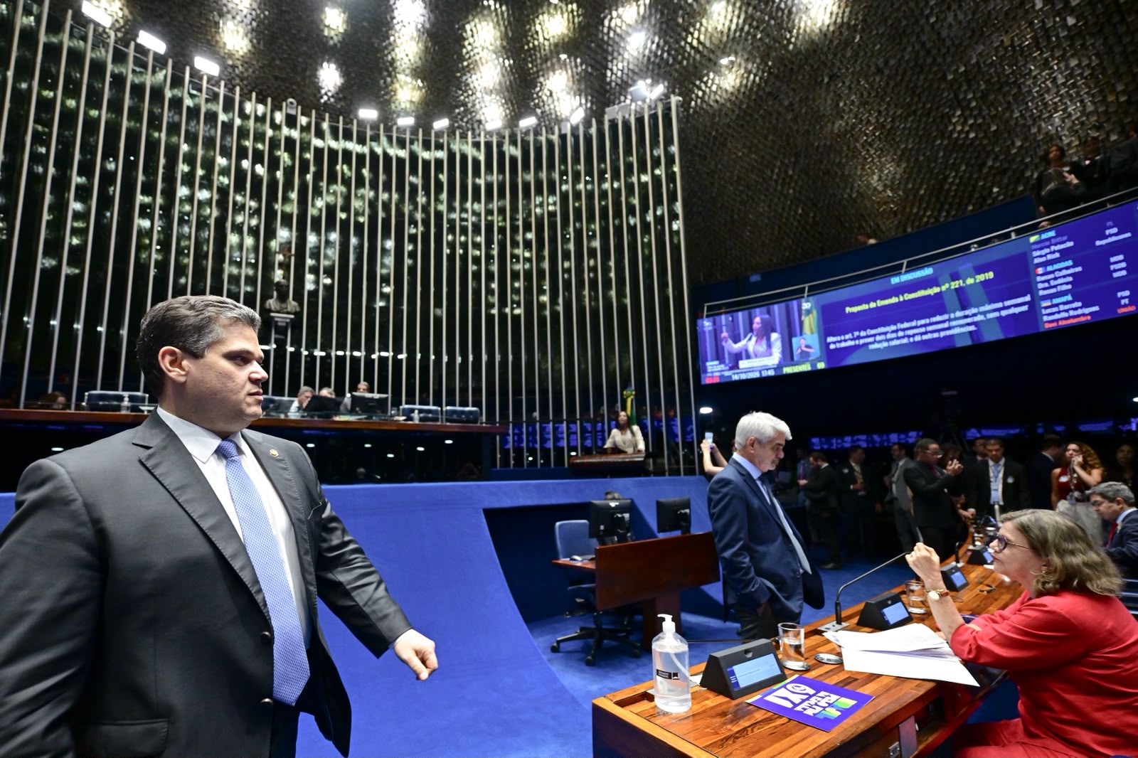 Sob a presidência de Davi Alcolumbre, Senado aprova a PEC do fim da escala 6×1